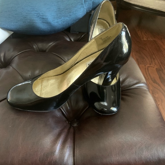 Black Patent Steve Madden Pump Pre-Owned Cond. 10 - Picture 2 of 6